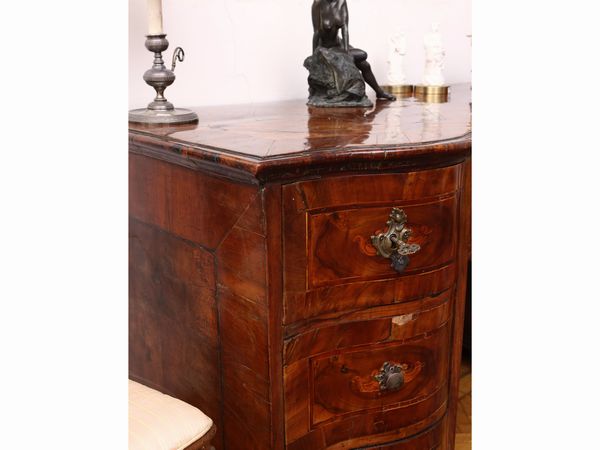 Scrivania a banco a muro impiallacciata in noce e radica di noce  - Asta Una casa al Ponte Vecchio - Associazione Nazionale - Case d'Asta italiane