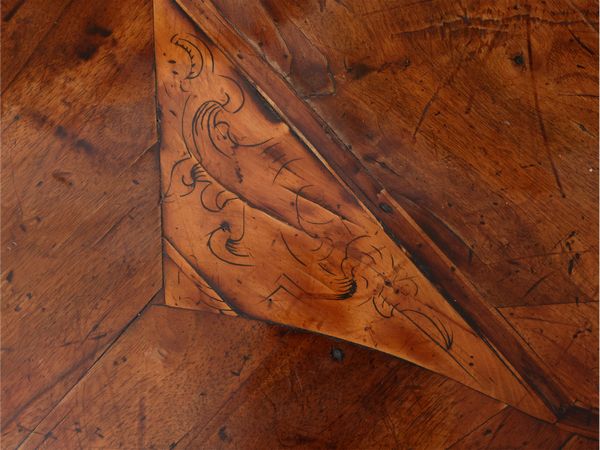 Scrivania a banco a muro impiallacciata in noce e radica di noce  - Asta Una casa al Ponte Vecchio - Associazione Nazionale - Case d'Asta italiane