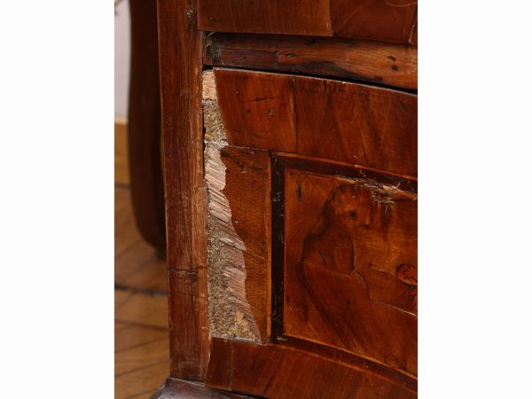 Scrivania a banco a muro impiallacciata in noce e radica di noce  - Asta Una casa al Ponte Vecchio - Associazione Nazionale - Case d'Asta italiane