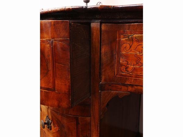 Scrivania a banco a muro impiallacciata in noce e radica di noce  - Asta Una casa al Ponte Vecchio - Associazione Nazionale - Case d'Asta italiane