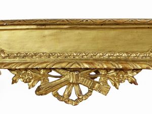 Tavolino da centro in legno intagliato e dorato  - Asta Una casa al Ponte Vecchio - Associazione Nazionale - Case d'Asta italiane