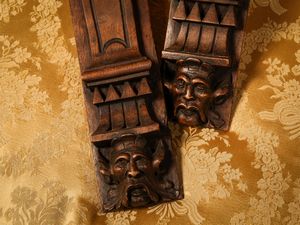 Coppia di elementi architettonici per mobilia in noce intagliato  - Asta Una casa al Ponte Vecchio - Associazione Nazionale - Case d'Asta italiane