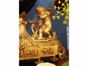 Orologio da tavolo in bronzo dorato e porcellana blu  - Asta Una casa al Ponte Vecchio - Associazione Nazionale - Case d'Asta italiane