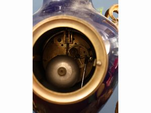 Orologio da tavolo in bronzo dorato e porcellana blu  - Asta Una casa al Ponte Vecchio - Associazione Nazionale - Case d'Asta italiane