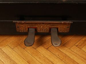 Pianoforte verticale in legno ebanizzato, Rittmuller Gottingen  - Asta Una casa al Ponte Vecchio - Associazione Nazionale - Case d'Asta italiane