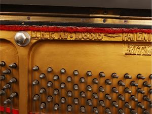 Pianoforte verticale in legno ebanizzato, Rittmuller Gottingen  - Asta Una casa al Ponte Vecchio - Associazione Nazionale - Case d'Asta italiane