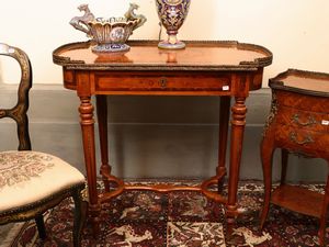 Tavolino in mogano ed altre essenze  - Asta Una casa al Ponte Vecchio - Associazione Nazionale - Case d'Asta italiane