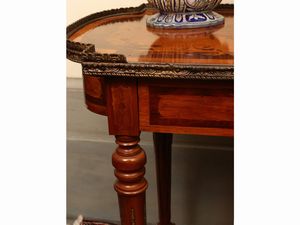 Tavolino in mogano ed altre essenze  - Asta Una casa al Ponte Vecchio - Associazione Nazionale - Case d'Asta italiane