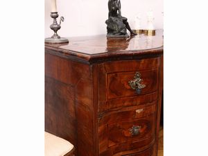 Scrivania a banco a muro impiallacciata in noce e radica di noce  - Asta Una casa al Ponte Vecchio - Associazione Nazionale - Case d'Asta italiane