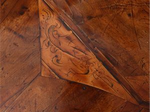 Scrivania a banco a muro impiallacciata in noce e radica di noce  - Asta Una casa al Ponte Vecchio - Associazione Nazionale - Case d'Asta italiane