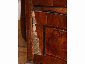 Scrivania a banco a muro impiallacciata in noce e radica di noce  - Asta Una casa al Ponte Vecchio - Associazione Nazionale - Case d'Asta italiane