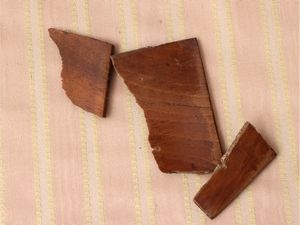 Scrivania a banco a muro impiallacciata in noce e radica di noce  - Asta Una casa al Ponte Vecchio - Associazione Nazionale - Case d'Asta italiane