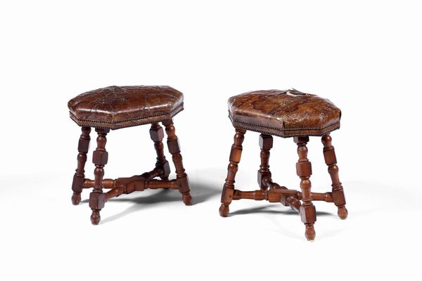 Coppia di sgabelli in noce con rivestimento in cuoio. XVIII secolo  - Asta Dimore italiane - Associazione Nazionale - Case d'Asta italiane