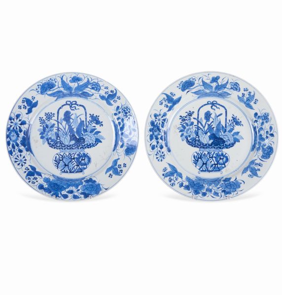 Coppia di piatti in porcellana bianca e blu con soggetti naturalistici e decori floreali, Cina, Dinastia Qing, epoca Kangxi (1662-1722)  - Asta Dimore italiane - Associazione Nazionale - Case d'Asta italiane
