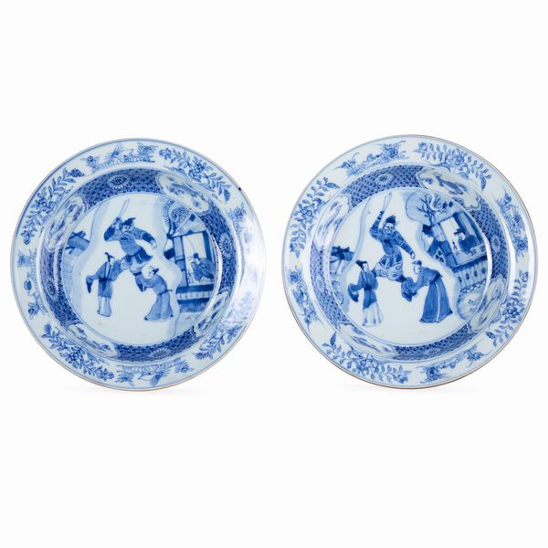 Coppia di piatti in porcellana bianca e blu raffiguranti personaggi, Cina, Dinastia Qing, epoca Kangxi (1662-1722)  - Asta Dimore italiane - Associazione Nazionale - Case d'Asta italiane
