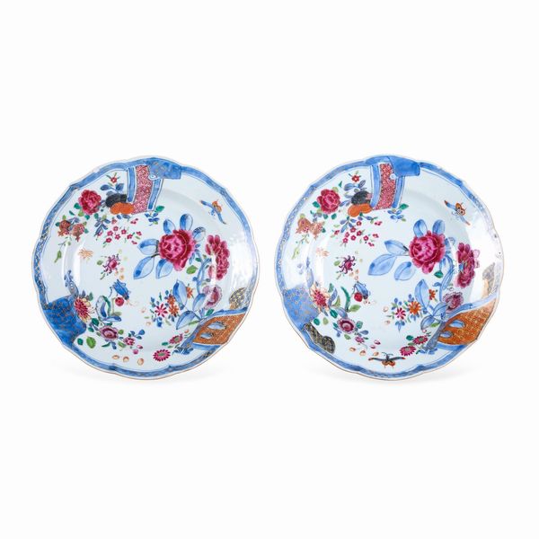 Coppia di piatti in porcellana con decori floreali Famiglia Rosa, Cina, Dinastia Qing, epoca Qianlong (1736-1796)  - Asta Dimore italiane - Associazione Nazionale - Case d'Asta italiane