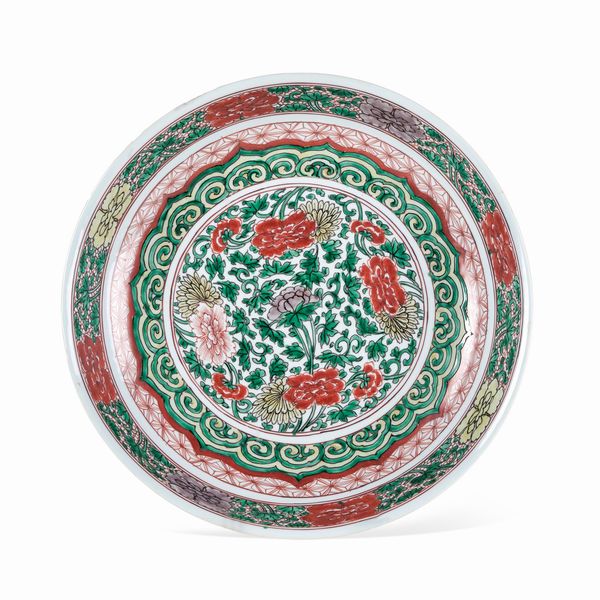Piatto in porcellana Famiglia Verde con decori floreali, Cina, Dinastia Qing, epoca Kangxi (1662-1722)  - Asta Dimore italiane - Associazione Nazionale - Case d'Asta italiane