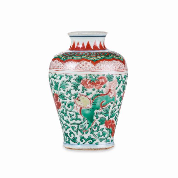 Vaso in porcellana con figure di draghi e decori floreali, Cina, Dinastia Qing, epoca Chongzheng (1628-1643)  - Asta Dimore italiane - Associazione Nazionale - Case d'Asta italiane