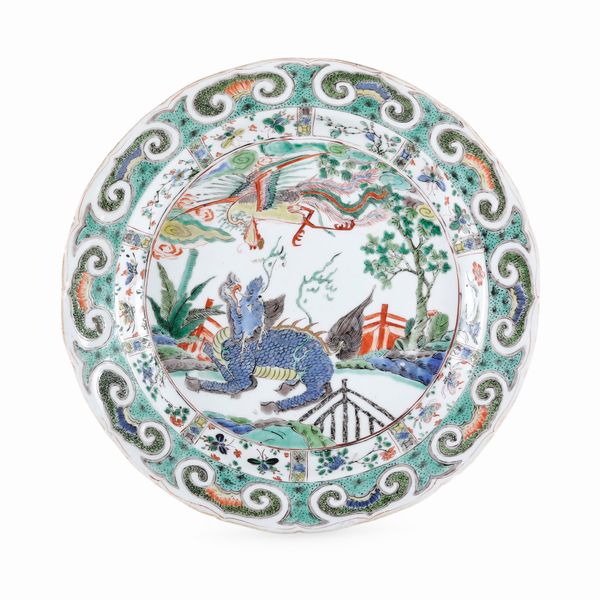 Piatto in porcellana Famiglia Verde con figura di animale fantastico e fenice, Cina, Dinastia Qing, epoca Kangxi (1662 -1722)  - Asta Dimore italiane - Associazione Nazionale - Case d'Asta italiane