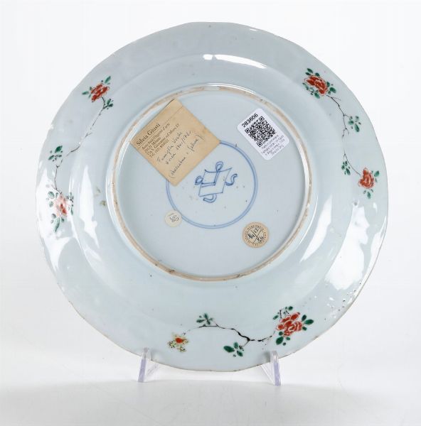 Piatto in porcellana Famiglia Verde con figura di animale fantastico e fenice, Cina, Dinastia Qing, epoca Kangxi (1662 -1722)  - Asta Dimore italiane - Associazione Nazionale - Case d'Asta italiane