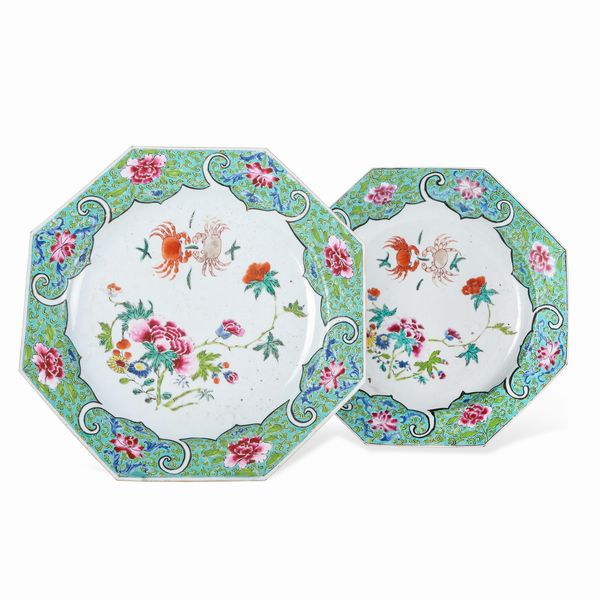 Coppia di piatti ottagonali in porcellana a smalti policromi con decori floreali e figure di granchietti, Cina, Dinastia Qing, epoca Yongzheng (1723 - 1735)  - Asta Dimore italiane - Associazione Nazionale - Case d'Asta italiane