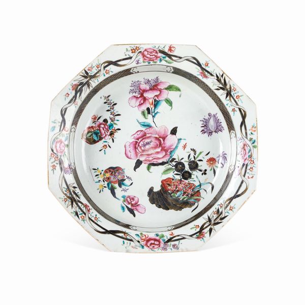 Basin ottagonale in porcellana Famiglia Rosa con decori floreali, Cina, Dinastia Qing, epoca Qianlong (1736-1796)  - Asta Dimore italiane - Associazione Nazionale - Case d'Asta italiane