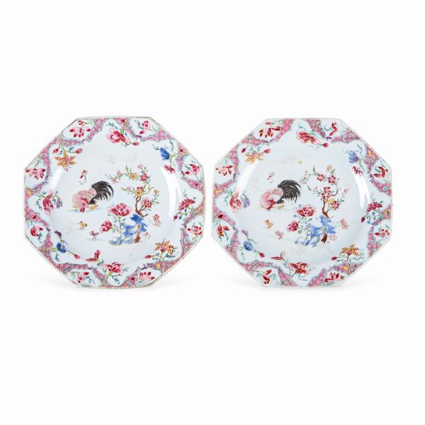 Coppia di piatti ottagonali in porcellana Famiglia Rosa con figure di galletti e decori floreali, Cina, Dinastia Qing, epoca Yongzheng (1723-1735)  - Asta Dimore italiane - Associazione Nazionale - Case d'Asta italiane