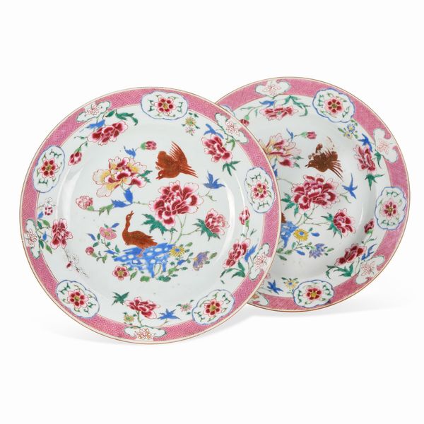 Coppia di piatti in porcellana Famiglia Rosa con soggetto naturalistico centrale e soggetti floreali entro riserve, Cina, Dinastia Qing, epoca Qianlong (1736-1796)  - Asta Dimore italiane - Associazione Nazionale - Case d'Asta italiane