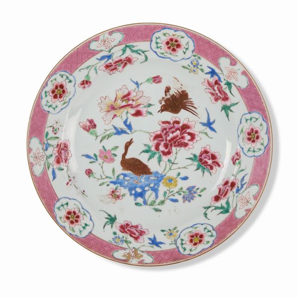 Coppia di piatti in porcellana Famiglia Rosa con soggetto naturalistico centrale e soggetti floreali entro riserve, Cina, Dinastia Qing, epoca Qianlong (1736-1796)  - Asta Dimore italiane - Associazione Nazionale - Case d'Asta italiane