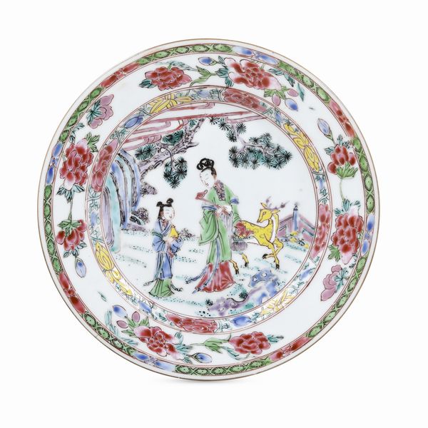 Piatto in porcellana Famiglia Rosa con figura di dama e fanciullo entro paesaggio, Cina, Dinastia Qing, epoca Yongzeng (1723-1735)  - Asta Dimore italiane - Associazione Nazionale - Case d'Asta italiane