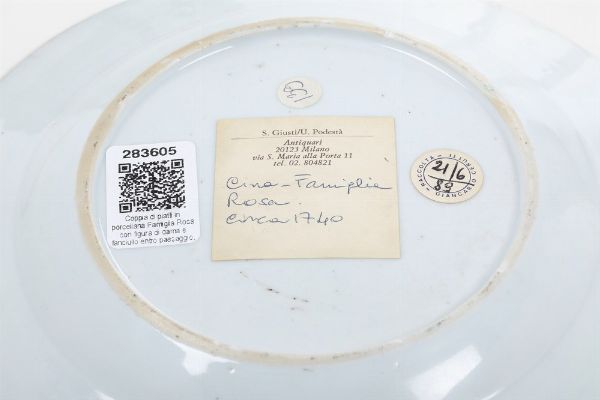Piatto in porcellana Famiglia Rosa con figura di dama e fanciullo entro paesaggio, Cina, Dinastia Qing, epoca Yongzeng (1723-1735)  - Asta Dimore italiane - Associazione Nazionale - Case d'Asta italiane