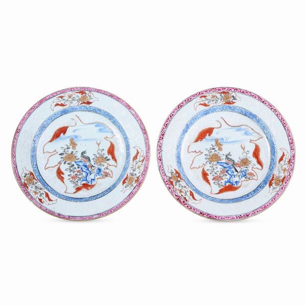 Coppia di piatti in porcellana Famiglia Rosa con decoro naturalistico, Cina, Dinastia Qing, epoca Yongzheng (1723-1735)  - Asta Dimore italiane - Associazione Nazionale - Case d'Asta italiane
