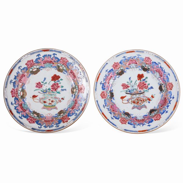 Coppia di piatti in porcellana Famiglia Rosa con soggetto naturalistico e decori floreali, Cina, Dinastia Qing, epoca Qianlong (1736 - 1796)  - Asta Dimore italiane - Associazione Nazionale - Case d'Asta italiane