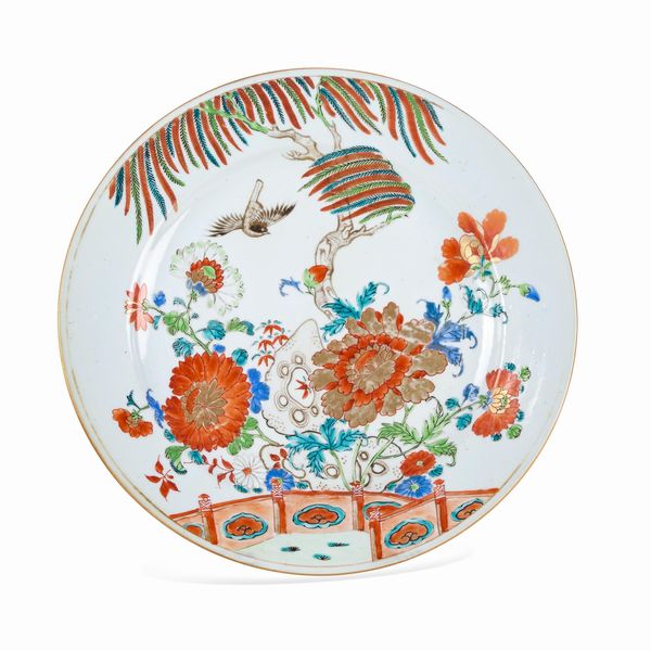 Piatto in porcellana con decoro naturalistico, Cina, Dinastia Qing, epoca Kangxi (1662-1722)  - Asta Dimore italiane - Associazione Nazionale - Case d'Asta italiane