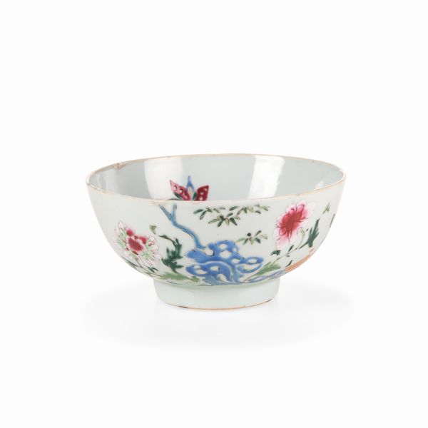 Coppa in porcellana Famiglia Rosa con decori floreali, Cina, <BR>Dinastia Qing, epoca Qianlong (1736-1796)  - Asta Dimore italiane - Associazione Nazionale - Case d'Asta italiane