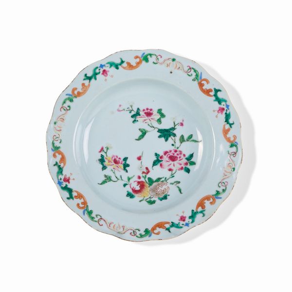 Piatto in porcellana Famiglia Rosa con decori floreali, Cina, Dinastia Qing, epoca Qianlong (1736 - 1796)  - Asta Dimore italiane - Associazione Nazionale - Case d'Asta italiane