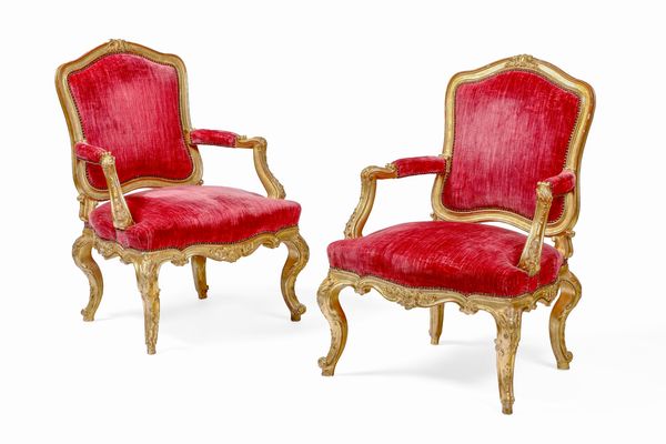 Coppia poltrone in legno di noce intagliato e dorato. Genova XVIII secolo  - Asta Dimore italiane - Associazione Nazionale - Case d'Asta italiane