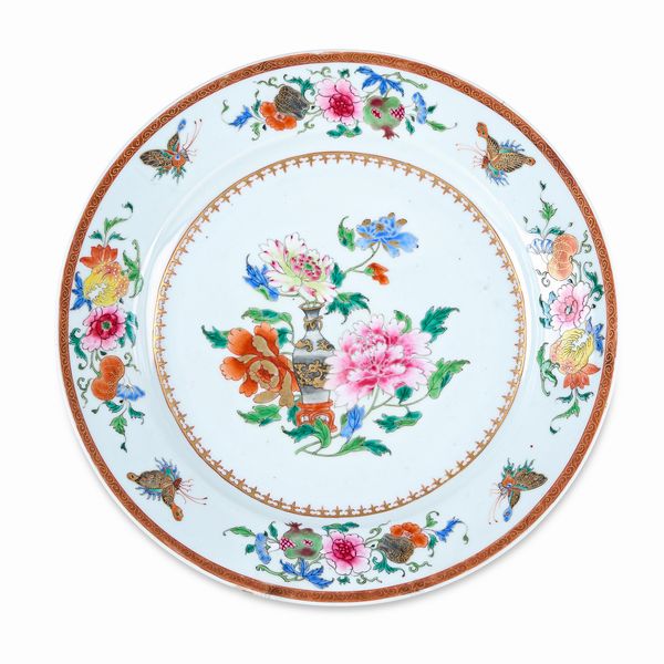 Piatto in porcellana Famiglia Rosa con decori floreali e soggetto naturalistico, Cina, Dinastia Qing, epoca Qianlong (1736 - 1796)  - Asta Dimore italiane - Associazione Nazionale - Case d'Asta italiane