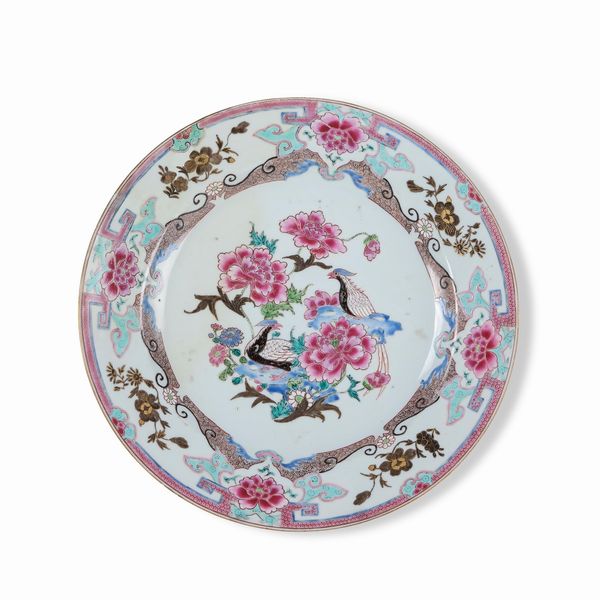 Piatto in porcellana Famiglia Rosa con decoro di peonie in fiore, Cina, Dinastia Qing, epoca Qianlong (1736-1796)  - Asta Dimore italiane - Associazione Nazionale - Case d'Asta italiane