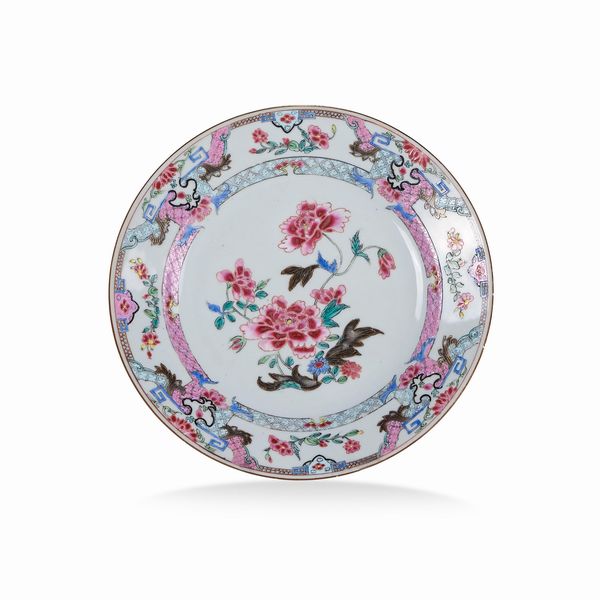 Piatto in porcellana Famiglia Rosa con decoro di peonie in fiore, Cina, Dinastia Qing, epoca Qianlong (1736-1796)  - Asta Dimore italiane - Associazione Nazionale - Case d'Asta italiane