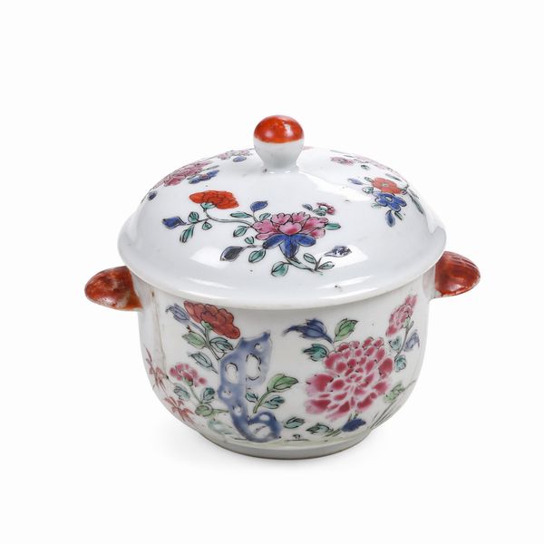 Zuppierina in porcellana Famiglia Rosa con decori floreali, Cina, Dinastia Qing, epoca Qianlong (1736-1796)  - Asta Dimore italiane - Associazione Nazionale - Case d'Asta italiane