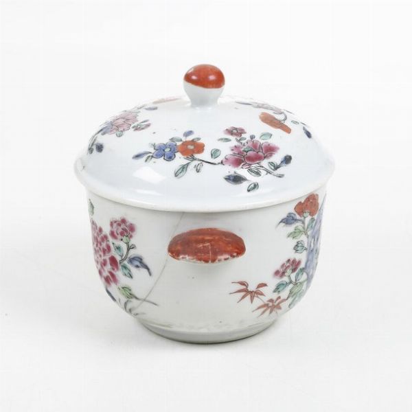Zuppierina in porcellana Famiglia Rosa con decori floreali, Cina, Dinastia Qing, epoca Qianlong (1736-1796)  - Asta Dimore italiane - Associazione Nazionale - Case d'Asta italiane