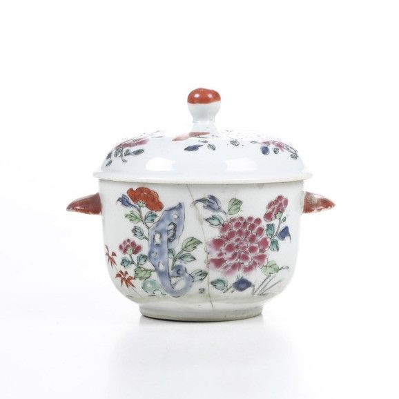 Zuppierina in porcellana Famiglia Rosa con decori floreali, Cina, Dinastia Qing, epoca Qianlong (1736-1796)  - Asta Dimore italiane - Associazione Nazionale - Case d'Asta italiane