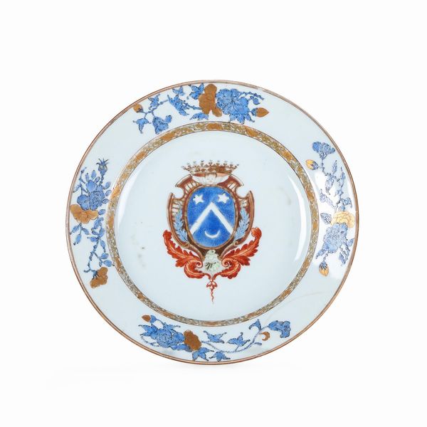 Piatto in porcellana con stemma nobiliare, Cina, Dinastia Qing, epoca Qianlong (1736 - 1796)  - Asta Dimore italiane - Associazione Nazionale - Case d'Asta italiane