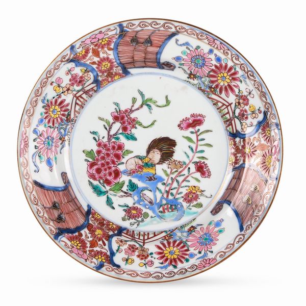 Piatto in porcellana Famiglia Rosa con figura di galletto e decori floreali, Cina, Dinastia Qing, epoca Qianlong (1736 - 1796)  - Asta Dimore italiane - Associazione Nazionale - Case d'Asta italiane