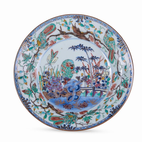 Piatto in porcellana con figura di pappagallino entro paesaggio, Cina, Dinastia Qing, epoca Qianlong (1736-1796)  - Asta Dimore italiane - Associazione Nazionale - Case d'Asta italiane