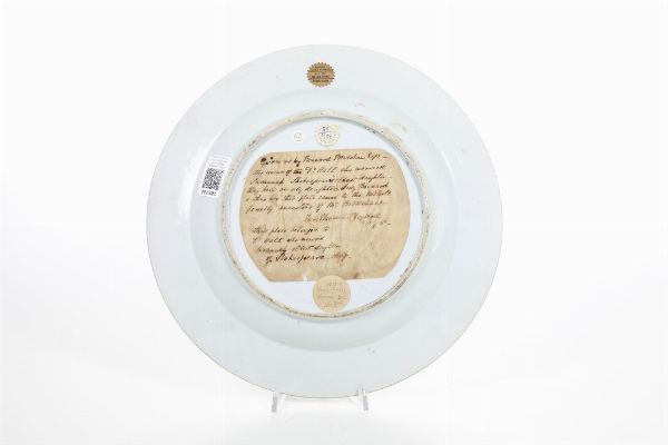 Piatto in porcellana stemmato con lumeggiatura in oro e stemma nobiliare policromo con due grifoni al centro del cavetto, Cina, XVIII secolo  - Asta Dimore italiane - Associazione Nazionale - Case d'Asta italiane