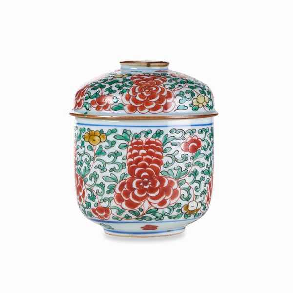 Vaso in porcellana con coperchio e decori floreali, Cina, Dinastia Qing, epoca Kangxi (1736-1796)  - Asta Dimore italiane - Associazione Nazionale - Case d'Asta italiane