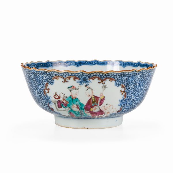 Ciotola in porcellana bianca e blu con decoro a smalti famiglia Rosa con scene di vita comune entro riserve e decori floreali, Cina, Dinastia Qing, epoca Qianlong (1736-1796)  - Asta Dimore italiane - Associazione Nazionale - Case d'Asta italiane