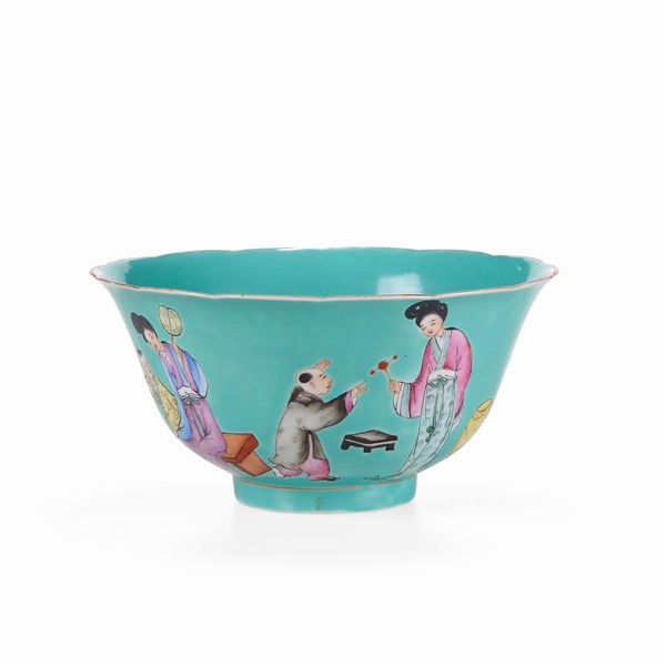 Ciotola in porcellana famiglia Rosa con figura di dama e fanciulli su fondo turchese, Cina, Dinastia Qing, marca e del periodo Jiaqing  - Asta Dimore italiane - Associazione Nazionale - Case d'Asta italiane